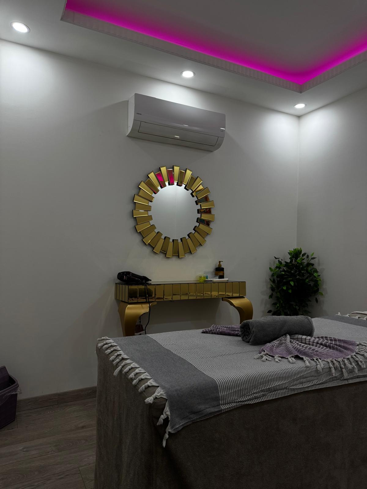 Armonia Spa lüks masaj odası altın konsol