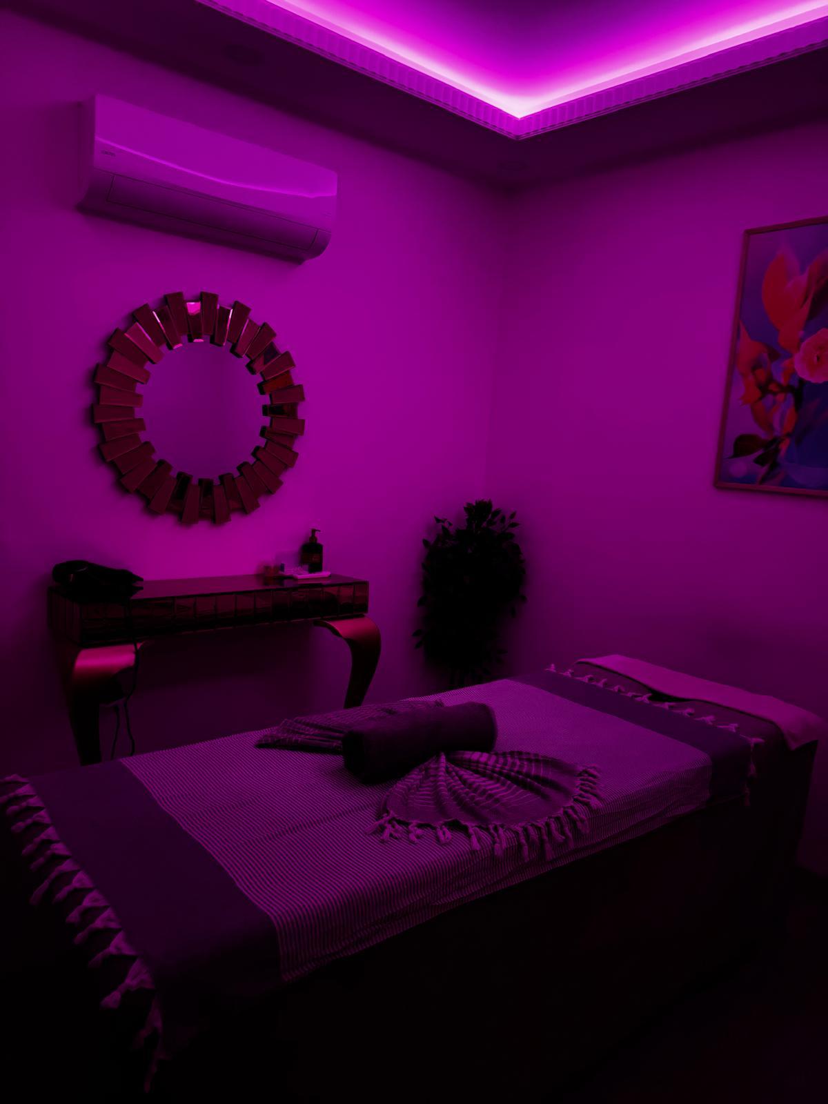 Armonia Spa dinlendirici mor tonlu masaj odası