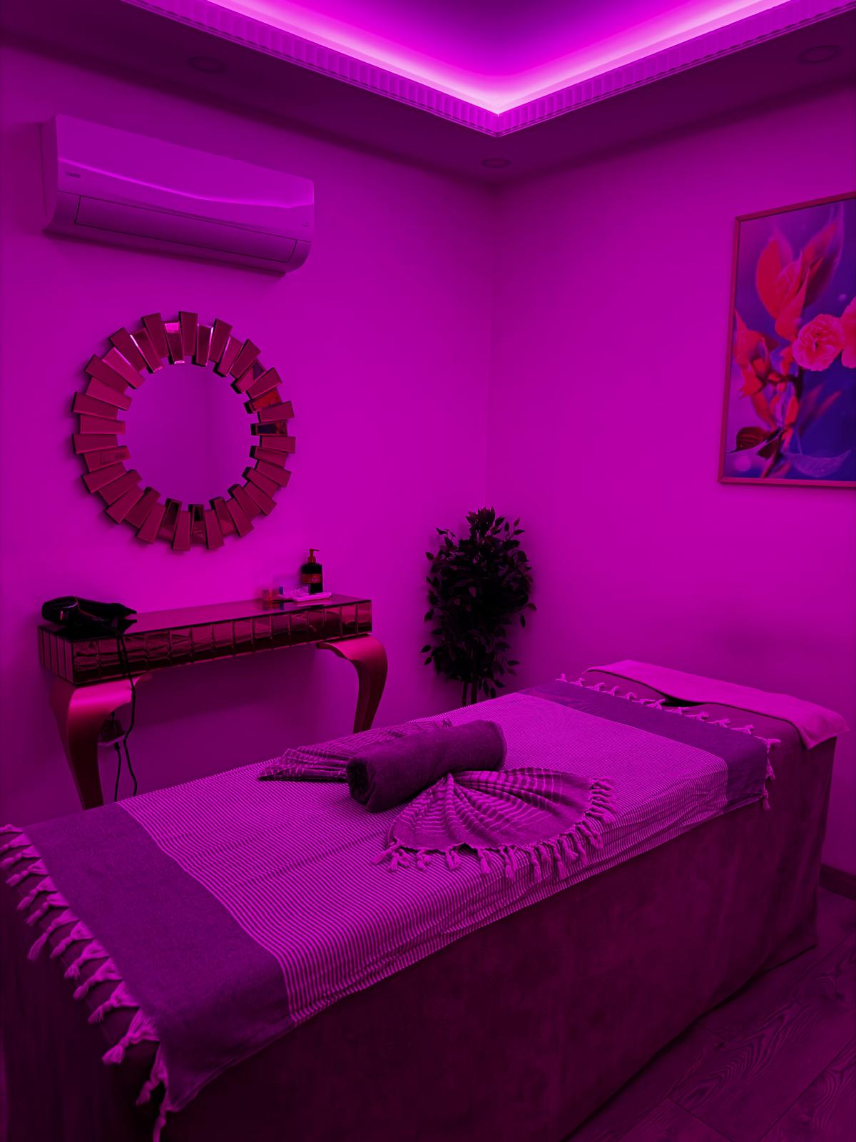 Armonia Spa ambient mor ışıklı masaj odası